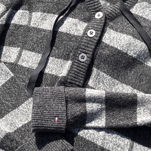 NWOT Tommy Hilfiger Light Grey and Dark Grey Striped Hooded Sweater Size Medium - Picture 15 of 15